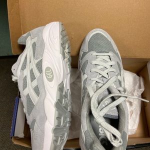 Men’s tennis shoes